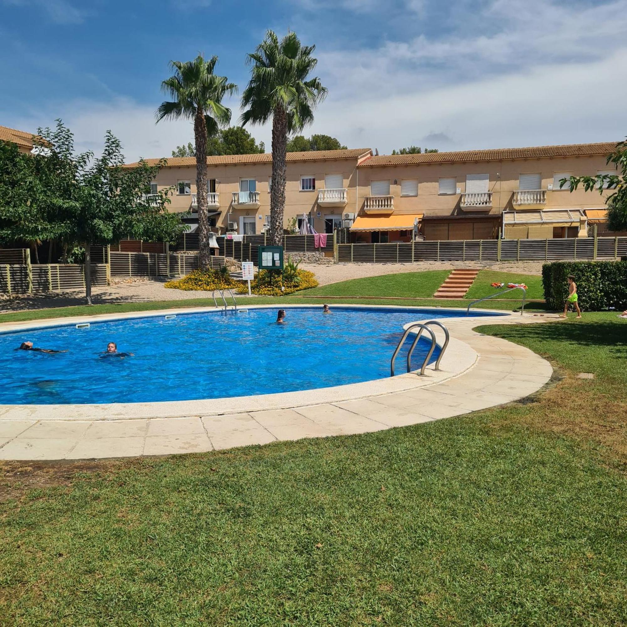 Adosada, Piscina, Familia Y Vacaciones Hébergement de vacances Pobla de Montornés